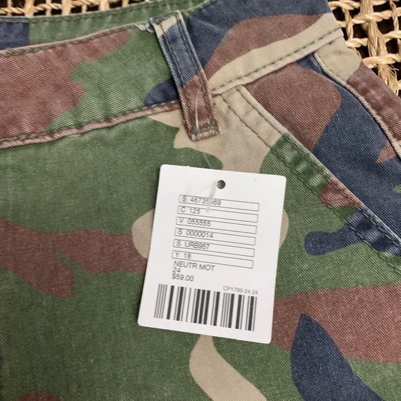 Camo ladies shorts with pockets on side - Picture 5 of 5